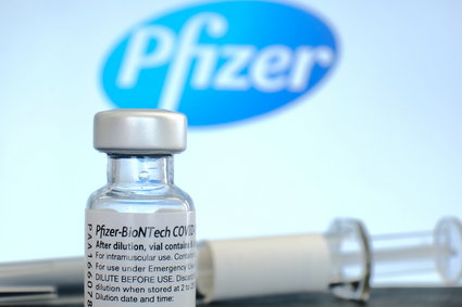 Szef Pfizera: coroczne szczepienia przeciw COVID-19 mogą być konieczne przez wiele lat