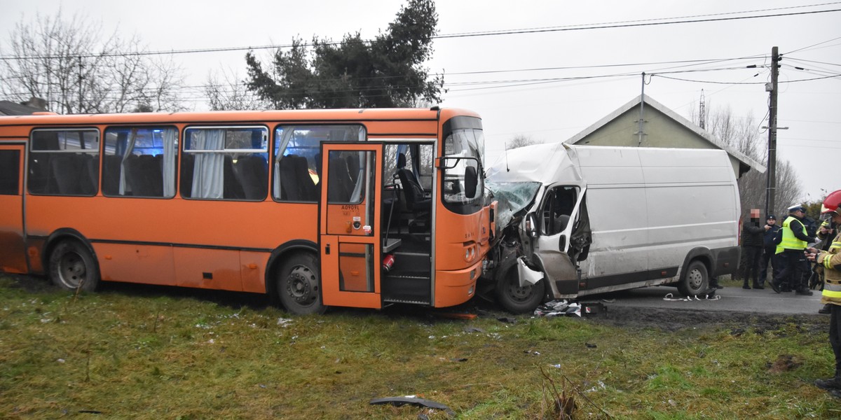 Jeziorzany. Wypadek z udziałem szkolnego autobusu.