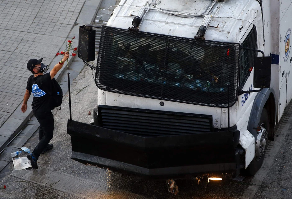 U protestima je tada, kako se izveštava, najmanje četvoro poginulo, a stotine povređeno, podsetio je AFP.