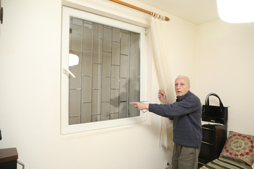 Vojdin Siljanovski u spavaćoj sobi pored zazidanog prozora