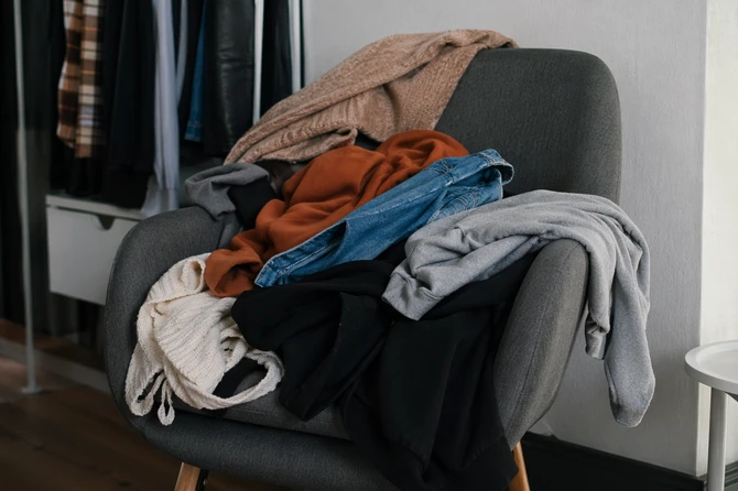 Odlaganje odeće na fotelje