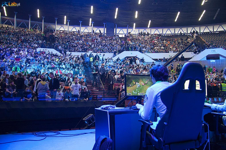 Koreański gracz rozgrzewa się przed meczem. Wielu zawodników, zarówno w Starcrafcie, jak i League of Legends używało klienta gry w swoim narodowym języku