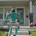 Robot, który ma zastąpić kuriera. Umie chodzić i nosi paczki do 18 kg