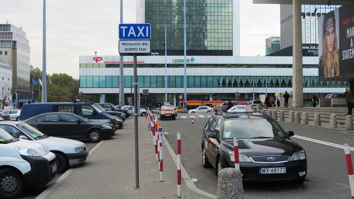 Czy to już ostateczne rozwiązanie problemu nielegalnych taskówek pod Dworcem Centralnym w Warszawie? Miasto wydzierżawiło właśnie teren przy wyjściu głównym z budynku związkowcom z mazowieckiej "Solidarności". Teraz to oni będą decydować, kto może tam stawać. Przy dworcu już pojawiły się nowe znaki.