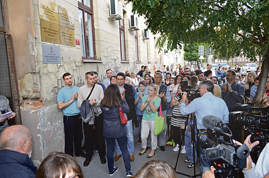 Protest pred centrom za socijalni rad u Zrenjaninu