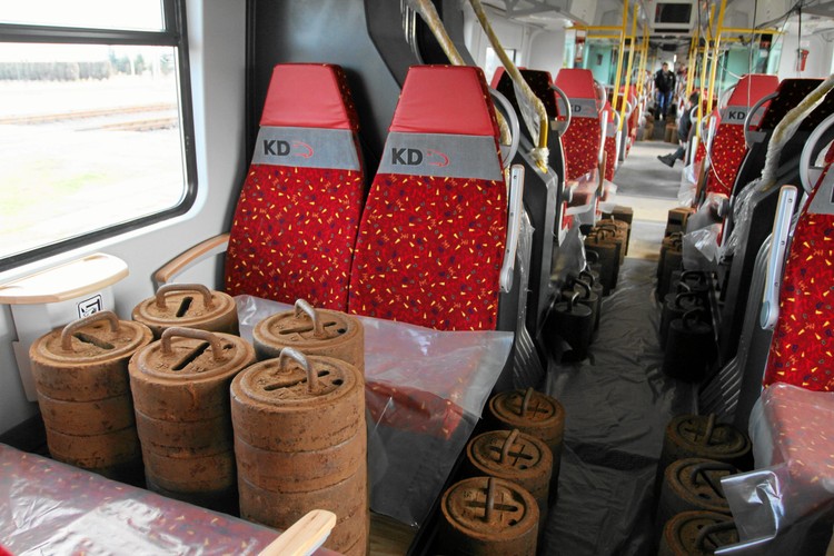 Zgodnie z zapowiedziami Kolei Dolnośląskich, pierwsze dwa pociągi mają wyjechać na tory już w kwietniu, a pozostałe trzy – w czerwcu tego roku. Nowe składy mają kursować na linii Wrocław – Węgliniec. Na zdjęciu: pociąg Newag 31WE na testach w Instytucie Kolejnictwa w ośrodku eksploatacji toru doświadczalnego w Bychowie.