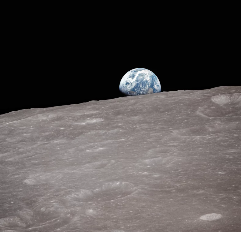 Podczas trzeciej z dziesięciu orbit Apollo 8 kąt ustawienia dziobu statku umożliwił pierwsze uchwycenie Ziemi wschodzącej nad księżycowym horyzontem. To historyczne zdjęcie, wykonane przez Andersa, nazwano "Wschodem Ziemi"