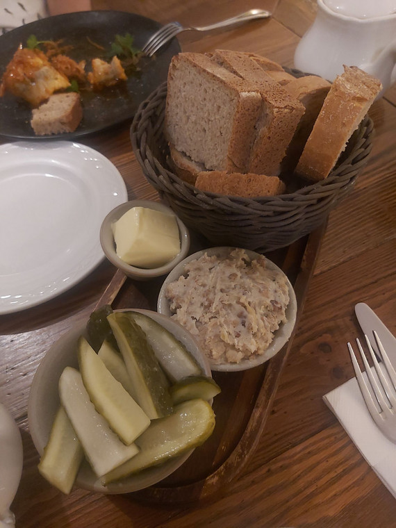 Restauracja Stary Dom. Domowy chleb ze smalcem i kiszonymi ogórkami