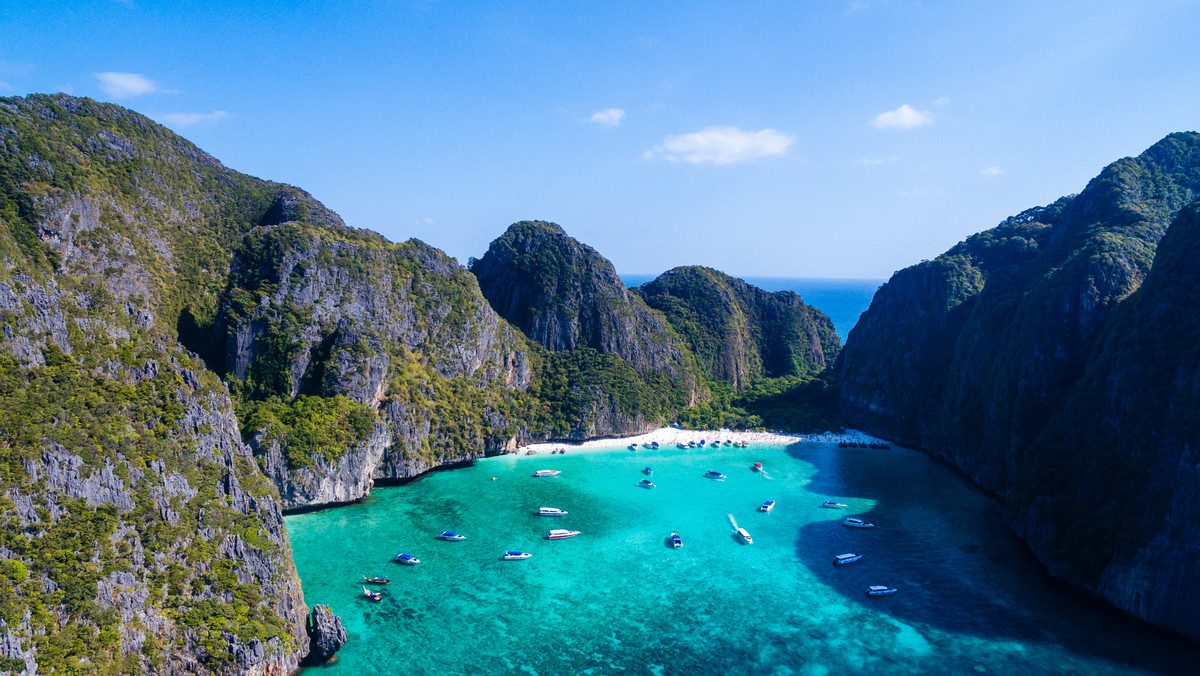 Zamknięta od czerwca br. plaża Maya Bay nadal pozostanie niedostępna dla turystów. Władze Tajlandii informują, że sytuacja nie zmieni się dopóki ekosystem „nie wróci do normalnej sytuacji”. 