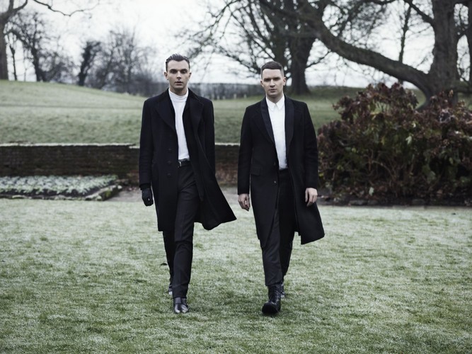 Hurts na zdjęciach promujących nowy album