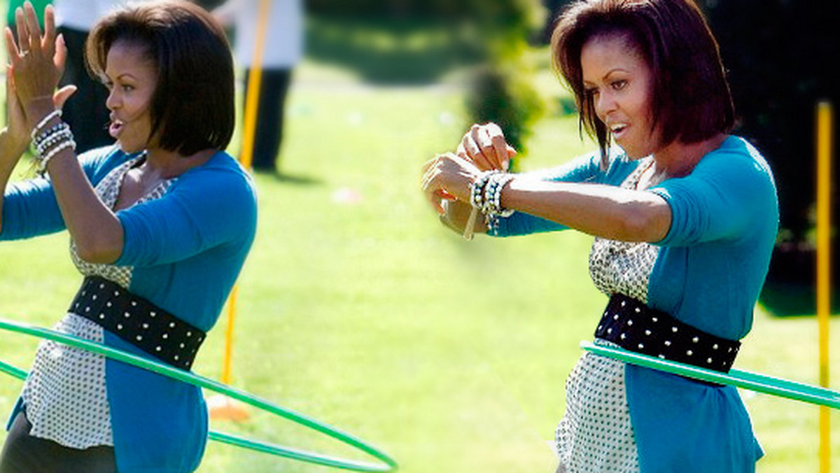 Pierwsza Dama Ameryki Michelle Obama po raz kolejny pokazała, że ma znakomitą kondycję. W ub. roku mogliśmy zobaczyć żonę amerykańskiego prezydenta skaczącą pajacyki z dziećmi. Teraz udowodniła, że równie dobrze robi pompki, skacze w worku i kręci hula-hoop.