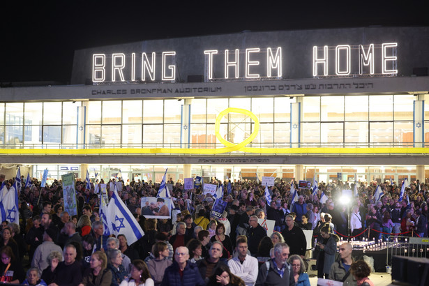 Protestujący podczas demonstracji przeciwko rządowi premiera Izraela Benjamina Netanjahu na placu Habima w Tel Awiwie, Izrael, 20 stycznia 2023 r.