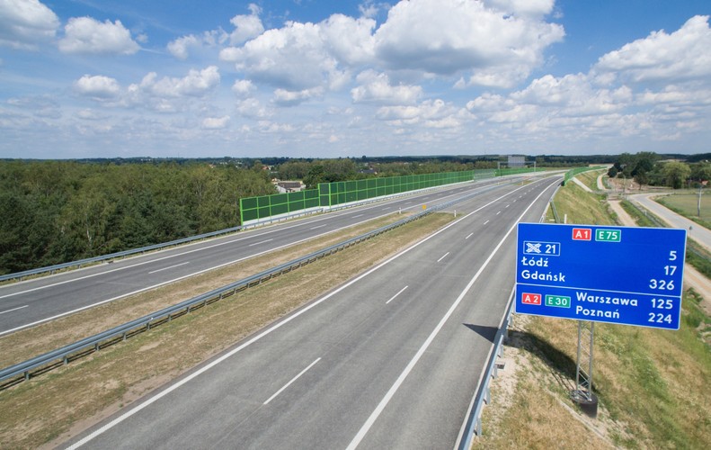 Podczas realizacji odcinka I Autostrady A1 Stryków – Tuszyn: 
- ułożono 348 tys. mkw. podbudowy z chudego betonu i 321,5 tys. mkw. nawierzchni z betonu cementowego 
- zużyto około 260 tys. ton kruszyw, 160 tys. ton piasku i 45 tys. ton cementu. 
Wytwórnia betonu zorganizowana na węźle „Brzeziny” produkowała mieszankę betonową w ilości 200 msześc. na godzinę. Transportowano ją samochodami samowyładowczymi, a układano przy pomocy zestawu maszyn (rozściełacze do betonu, walce, koparki, ładowarki i zagęszczarki). 

<br>
<br>fot. (mr) PAP/Leszek Szymański