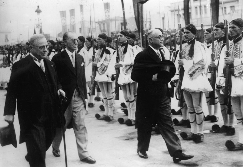 Premier Grecji Ioannis Metaxas, turecki szef MSZ Rusdi Arras i turecki premier Celâl Bayar podczas wizyty Bayara w Atenach, kwiecień 1938 r. 