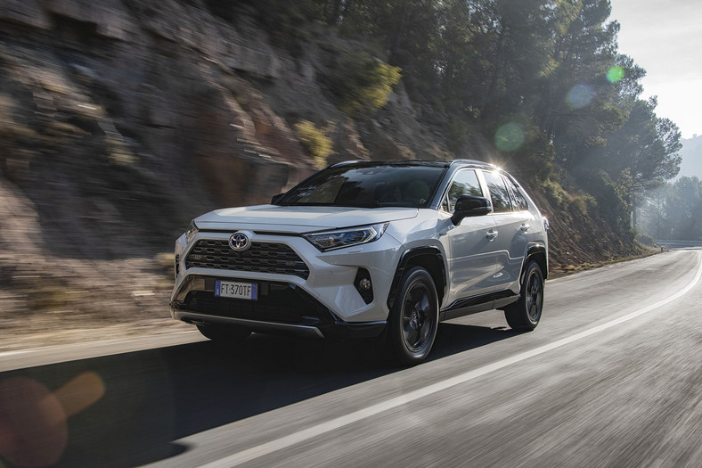 Nowa Toyota RAV4 - jak jeździ wersja hybrydowa?