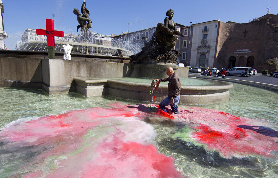 Kolorowy protest w Rzymie