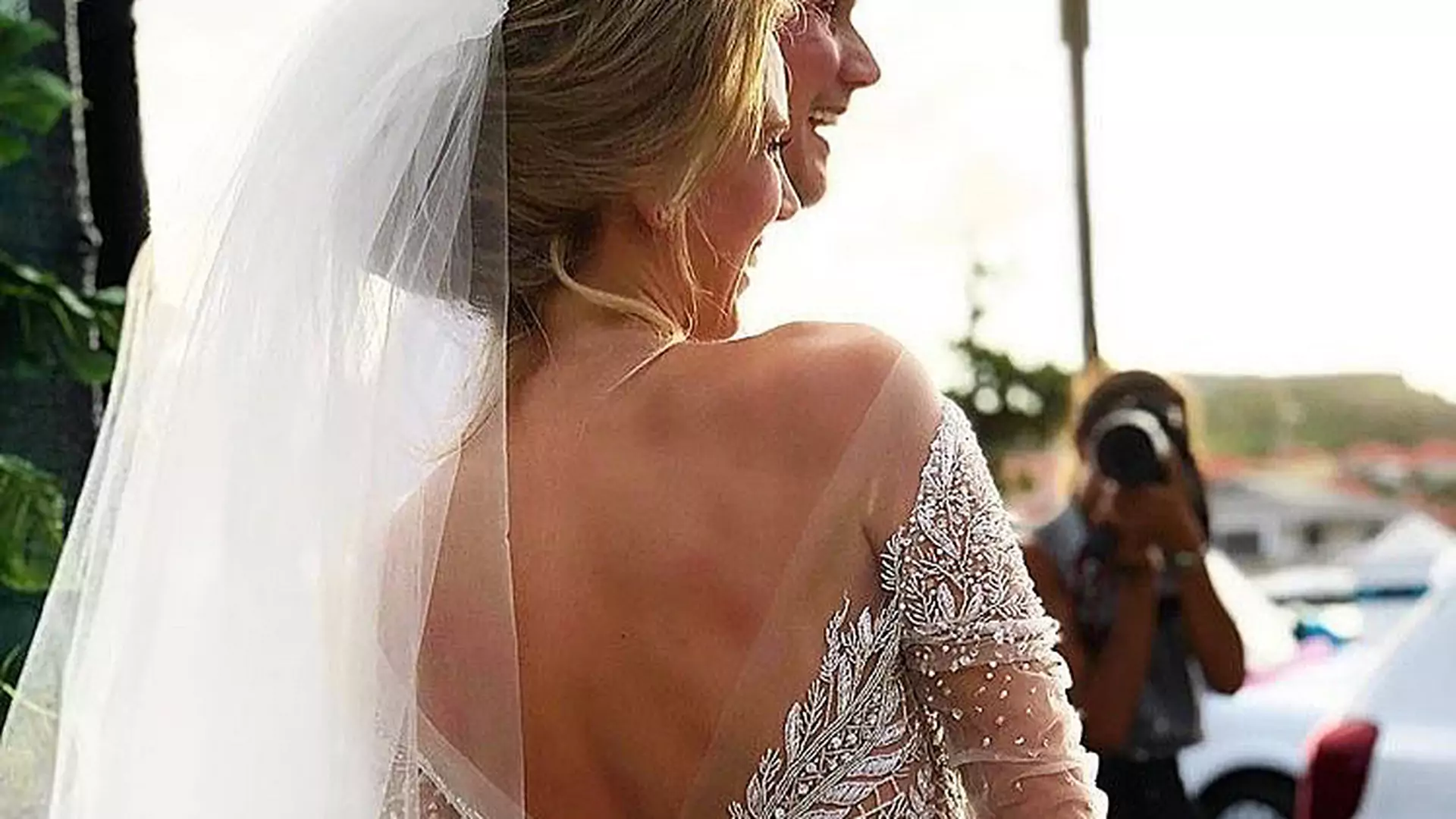 Brat Paris Hilton wziął ślub, a my zakochałyśmy się w sukni jego żony!