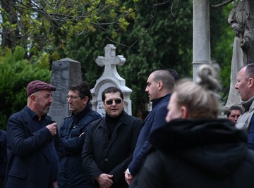 SAHRANA DUŠKA VUJOŠEVIĆA: Među prvima stigao Aco Pejović, svi nose bele ruže i kale, KKS poslao ogroman venac 