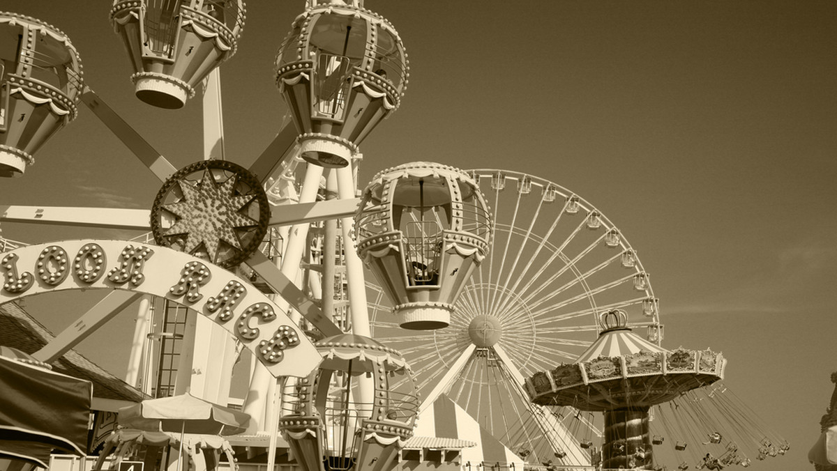 Trudno wyobrazić sobie miejsce mniej straszne niż lunapark. Jednak istnieje wiele opowieści o nawiedzonych gabinetach luster, kolejkach strachu i cyrkowych klownach. Ile prawdy jest w tych doniesieniach? Czy możliwe jest, żeby miejsce pełne radości i śmiechu budziło strach i przerażenie?