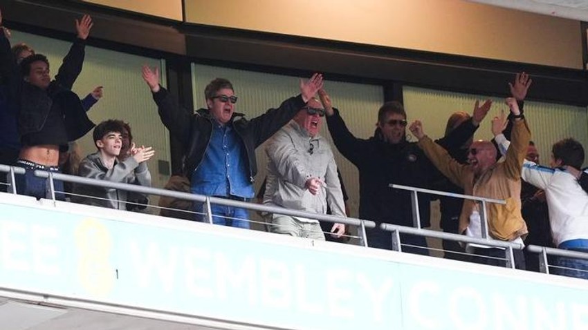 Noel (levo) i Lijam Galager slave pobedu Mančester Sitija u finalu FA kupa na stadjonu Vembli u maju 2026, uz malu pomoć prijatelja | Foto: Mike Egerton/PA Wire.