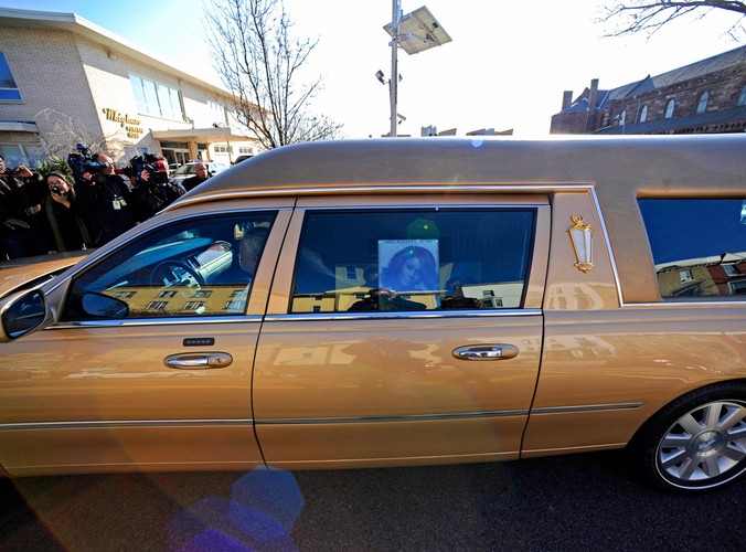 Na pogrzebie Whitney Houston pojawią się między innymi Aretha Franklin, matka chrzestna piosenkarki. Wystąpi Stevie Wonder, będzie przemawiał Kevin Costner