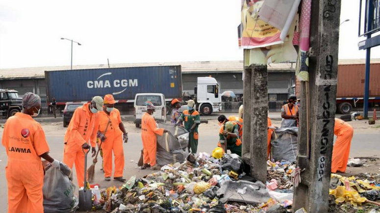 Lagos street sweepers at work (Nigeria World)