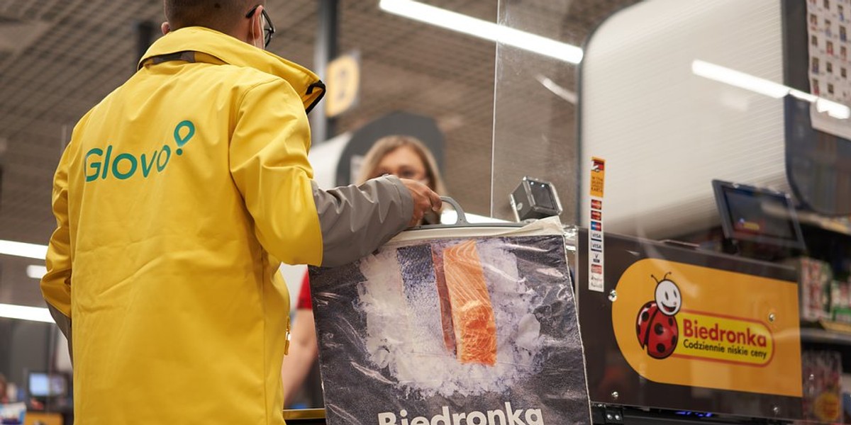 Kurierzy Glovo mają dostarczyć zakupy z Biedronki w 15 min. od złożenia zamówienia.