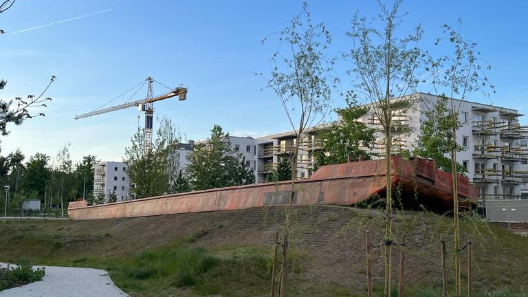 Wrocław: w centrum osiedla ustawiono barkę rzeczną. Wkrótce zmieni się w las