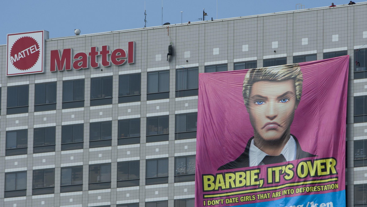 Ekolodzy z Greenpeace oskarżyli producenta zabawek firmę Mattel o to, że przy produkcji opakowań lalki Barbie wykorzystuje drewno z lasów deszczowych Indonezji, przyczyniając się do wylesiania kraju.