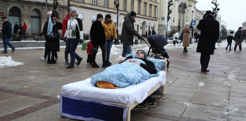 Jakub leży w łóżku pod gołym niebem w centrum Warszawy. Co słyszy od przechodniów?