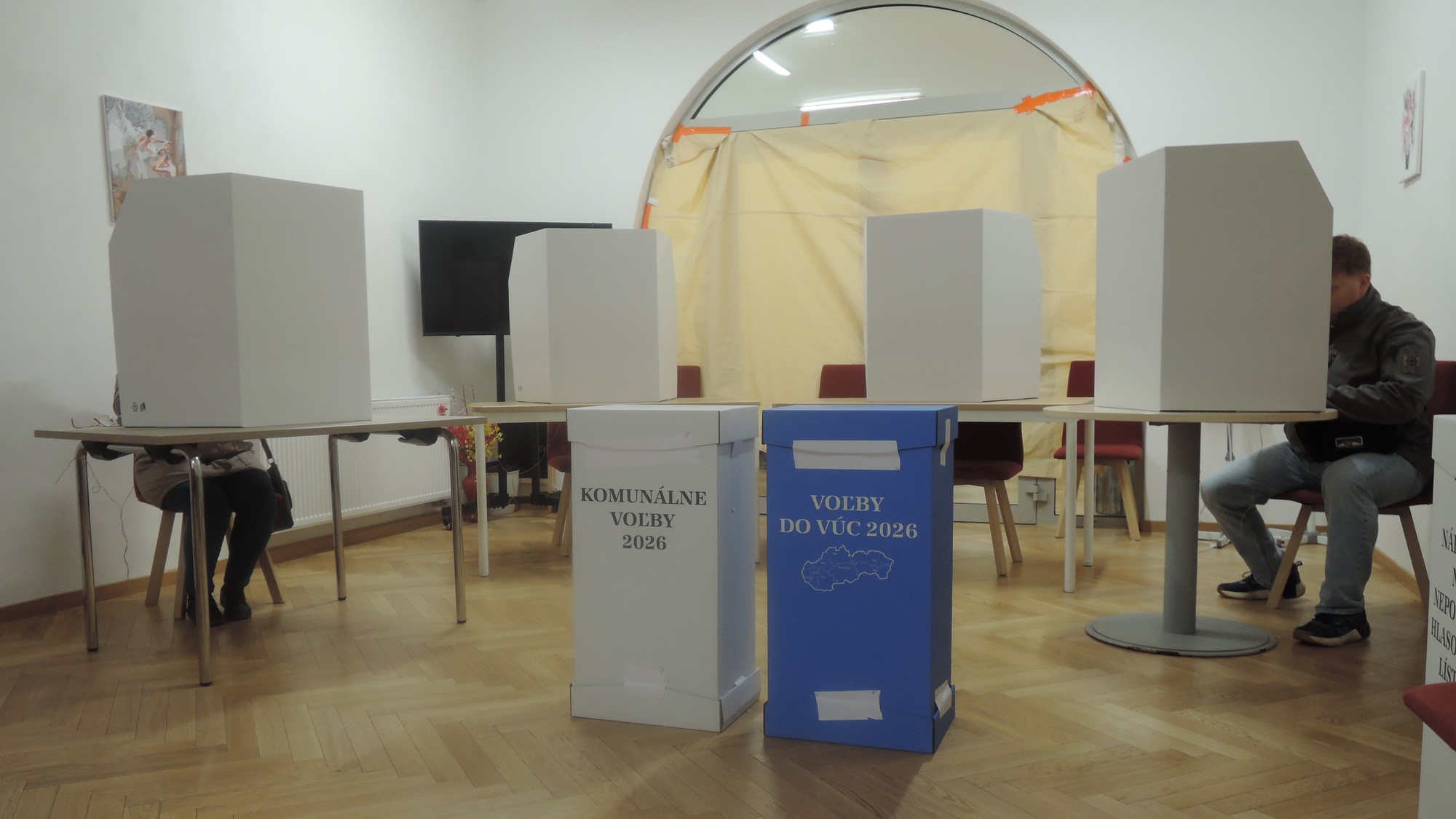 Voľbi na Slovensku odštartovali.