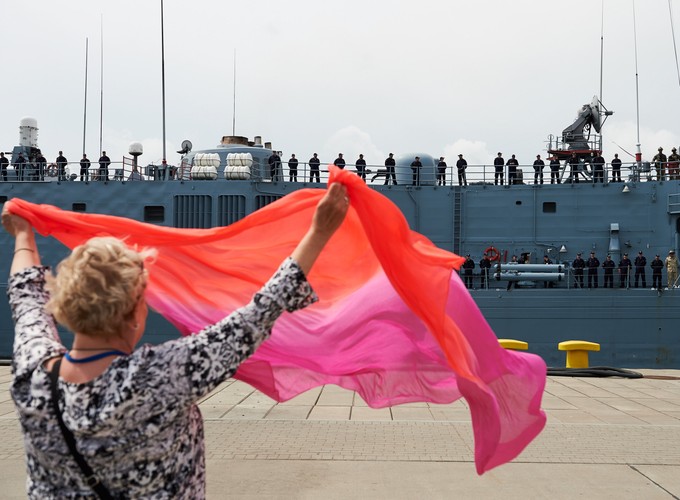 Jak podkreślił prezydent Duda w odczytanym w czasie uroczystości przez wiceszefa BBN liście adresowanym do dowódcy i załogi fregaty, bandera przekazana została okrętowi, który „wychodzi w morze, aby wspólnie z jednostkami sojuszników uczestniczyć w przedsięwzięciach służących szeroko rozumianemu umacnianiu bezpieczeństwa w Europie – a więc także bezpieczeństwa naszej Ojczyzny”.
<br>
„Misja ORP +Generał Tadeusz Kościuszko+ będzie realizacją polskiego wkładu w ideę solidarności sojuszniczej poprzez zabezpieczenie interesów państw południowej flanki. Idea ta stanowi element polskiej racji stanu, a jej wyrazem jest zasada obrony kolektywnej i wzajemne wsparcie w sytuacjach zagrożenia. Flota wojenna jest naturalnie predestynowana do operowania w środowisku międzynarodowym, dlatego także na niej spoczywa obowiązek reprezentowania Rzeczypospolitej w misjach wspólnoty transatlantyckiej” – napisał też Duda. 
<br><br>fot. (aw/mr) PAP/Adam Warżawa