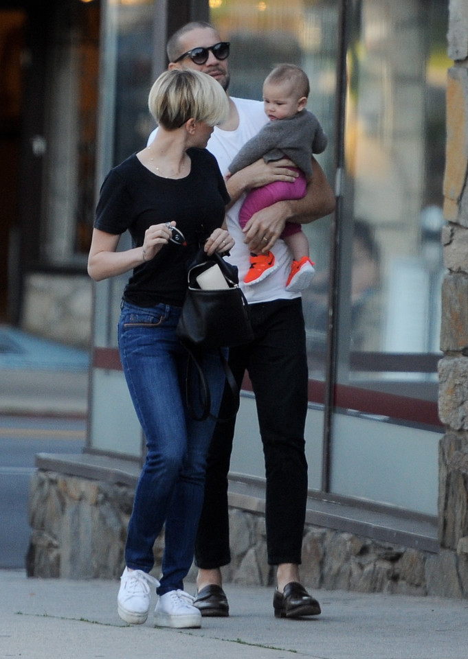 Scarlett Johansson z mężem i córeczką