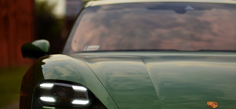 Porsche wpadło do stawu w okolicach Łowicza