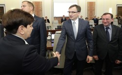 Minister Ziobro z takim samym zaufaniem co wicepremier Szydło. Kto liderem rankingu? SONDAŻ