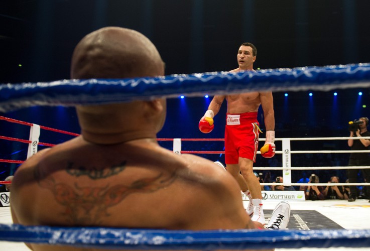 Władimir Kliczko posłał rywala na deski i obronił pas mistrza świata