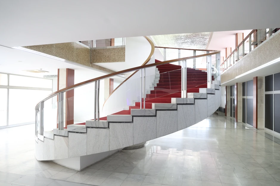 Kružno stepenište u hotelu bez potpornih stubova