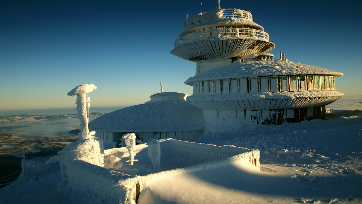 Najwyższy szczyt w Karkonoszach (1603 m n.p.m.) znacznie góruje nad otaczającymi grzbietami. Nie jest to jednak jedyny powód, dzięki któremu Śnieżka zyskała renomę szczytu wyjątkowego. Surowy klimat, niespotykane zjawiska i mnóstwo zabudowań, które zazwyczaj nie kojarzą nam się z górskimi szczytami, a także wiele więcej - to wszystko oferuje nam ten skalny stożek. Zobaczmy zatem, co wyróżnia to miejsce.