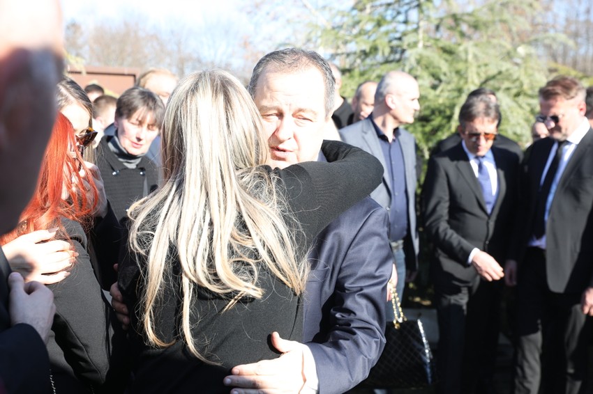 Ivica Dačić grli Suzanu na sahrani