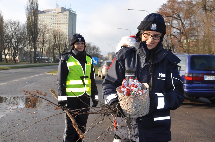 Policja wręczała kierowcom... rózgi