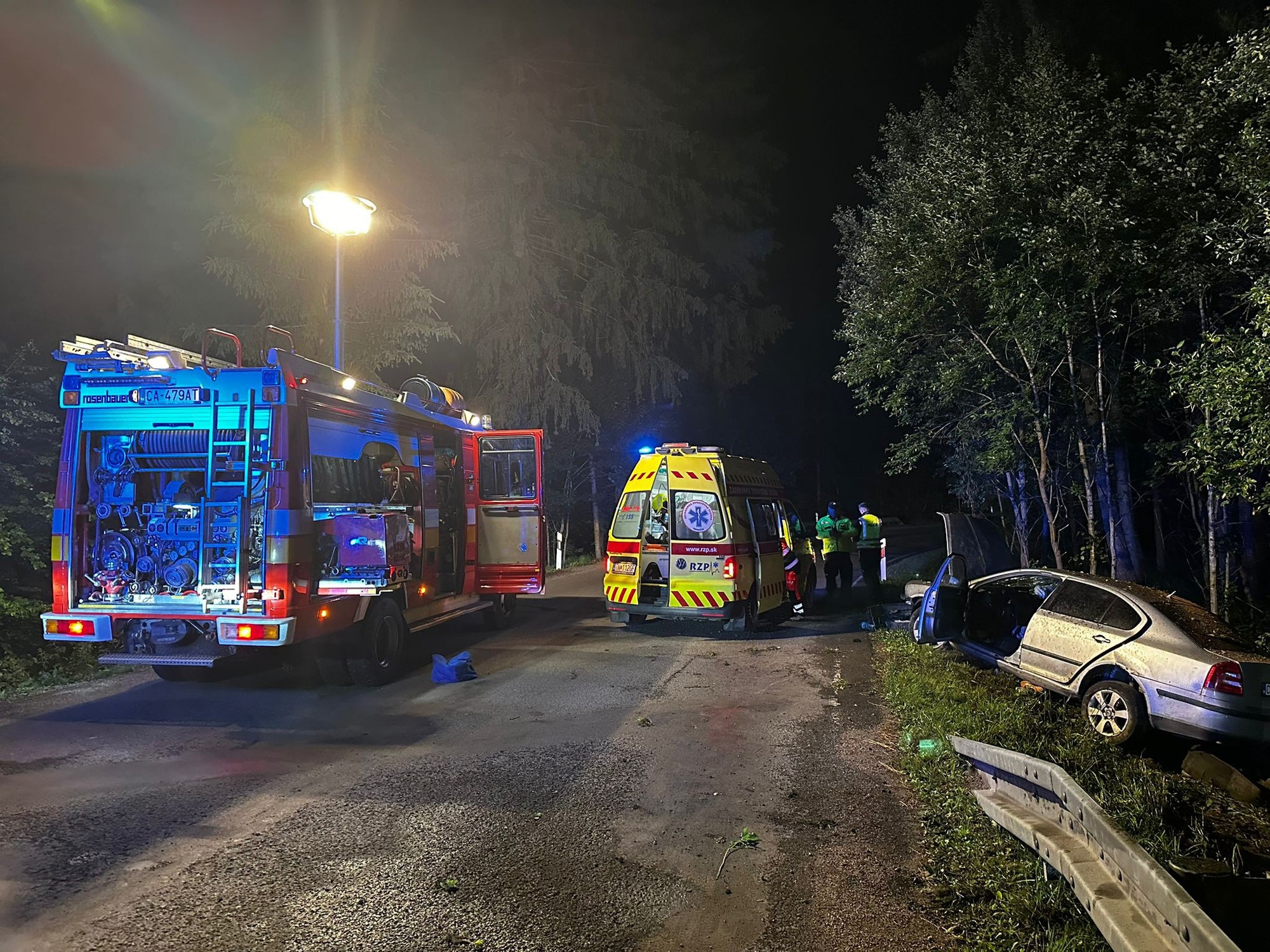 Hasiči zasahovali pri nočnej dopravnej nehode v Turzovke.