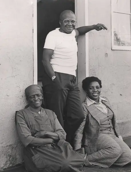 Desmond Tutu w latach 70., razem ze swoją żoną (Leah Tutu) i teściową (Johanna Shenxane)