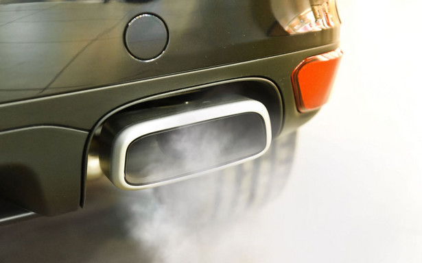 Dymiący wydech samochodu