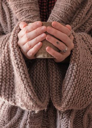 Jak nosić sweter oversize? 5 sposobów + wybór perełek ze sklepów | Ofeminin