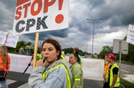 10.06.2022 Mikołów. Mieszkańcy gminy podczas blokady drogi DK 81 w proteście przeciw budowie Centralnego Portu Komunikacyjnego i kolei dużych prędkości. Fot. Grzegorz Celejewski / Agencja Wyborcza.pl