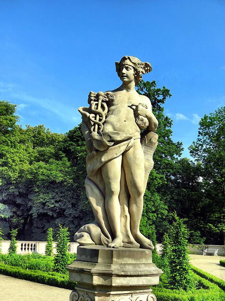Posągi z Brzezinki w pałacu królewskim w Wilanowie