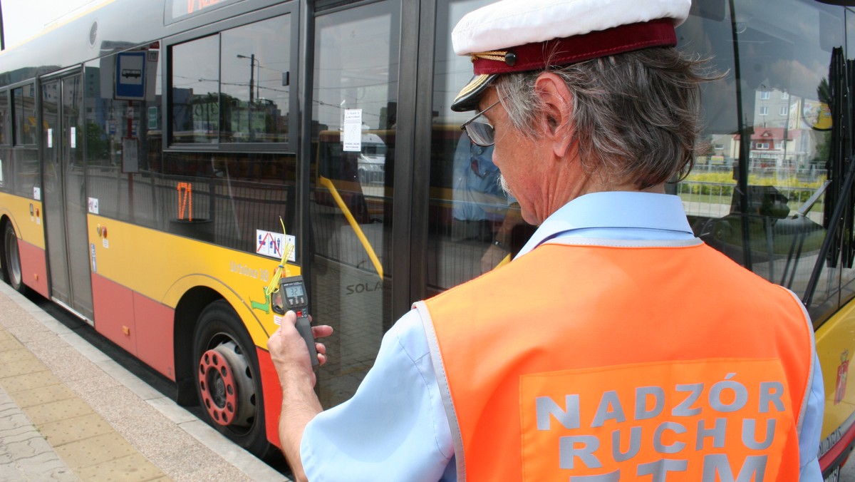 Zarząd Transportu Miejskiego ostro bierze się za kierowców stołecznych autobusów, którzy jeżdżą z wyłączoną lub niesprawną klimatyzacją. Kary będą jeszcze bardziej dotkliwe. Przewoźnik dostanie 20 procent mniej pieniędzy za kurs pojazdem, w którym stwierdzono uchybienia. Wszystko dlatego, że do tej pory stwierdzono je aż w ok. 40 procentach skontrolowanych przez ZTM autobusów.