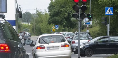 Tak straż miejska łamie prawo. Na michę po chodniku!