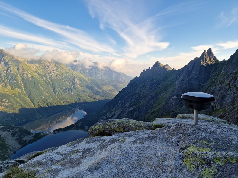 Pomiar geodezyjny GNSS na Buli pod Rysami. Widok na Czarny Staw i Morskie Oko