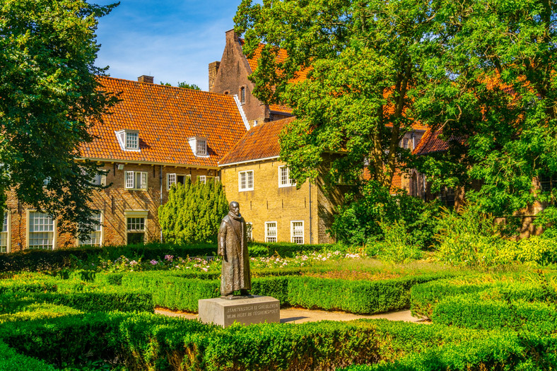 Ogród Prinsenhof i  statua Wilhelma Orańskiego, Delft